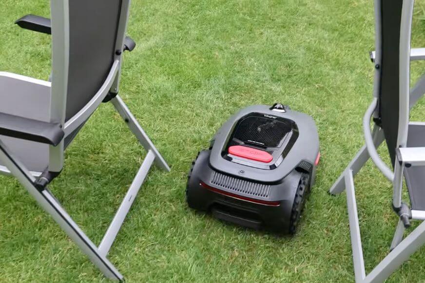 MOVA LiDAX Ultra 1000 fährt durch eine Engstelle von 60 cm im Test